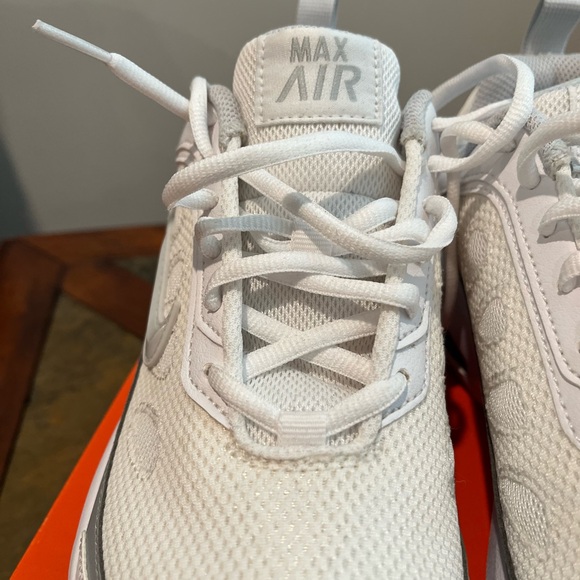 Like New Women’s Nike Air Max - Picture 6 of 9